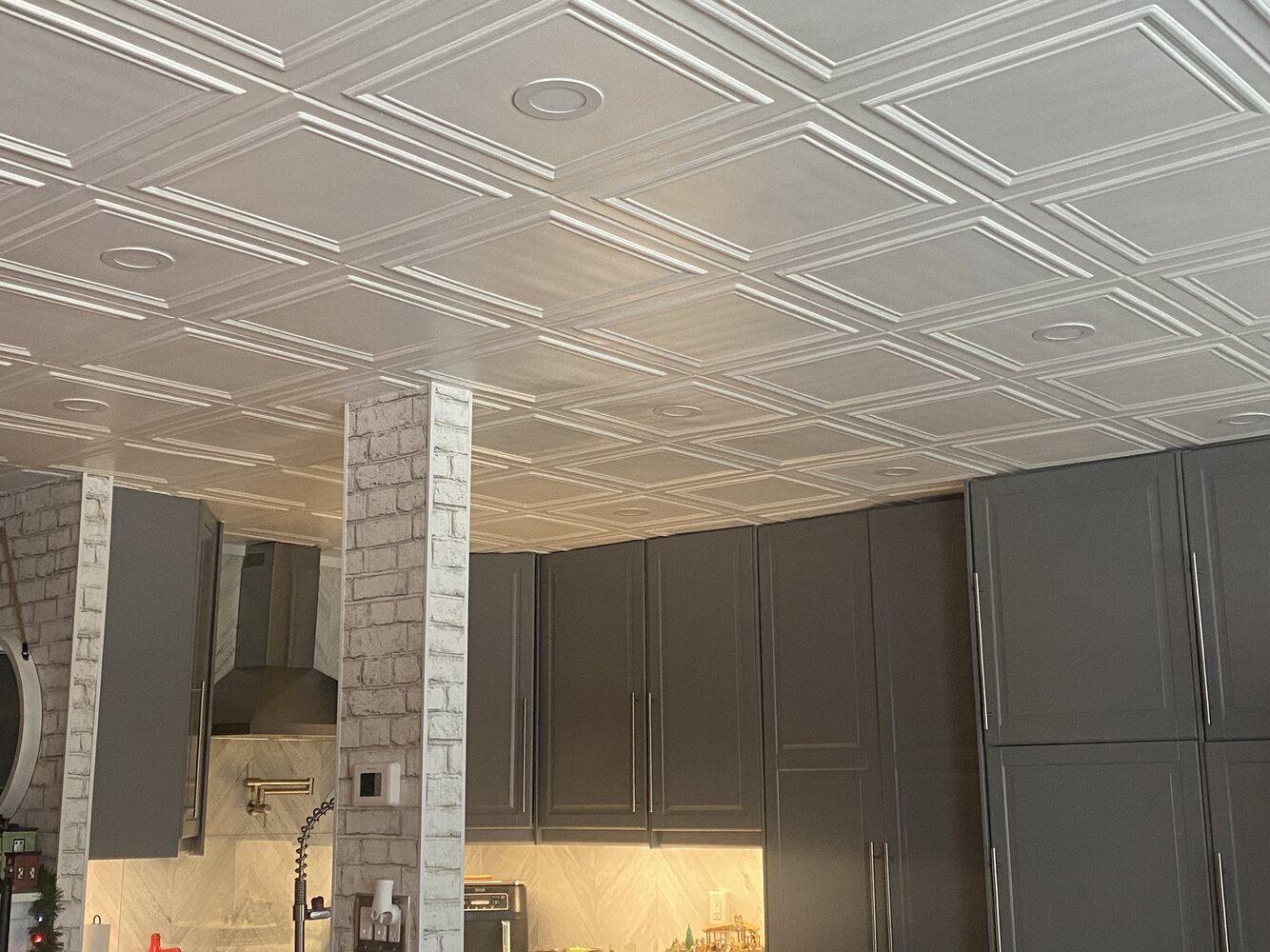 thumbnail image 2 of Euro-deco Tin-Look Styrofoam Ceiling Tiles – R66W, Glue-Up Installation, White, Multipurpose 2 of 5